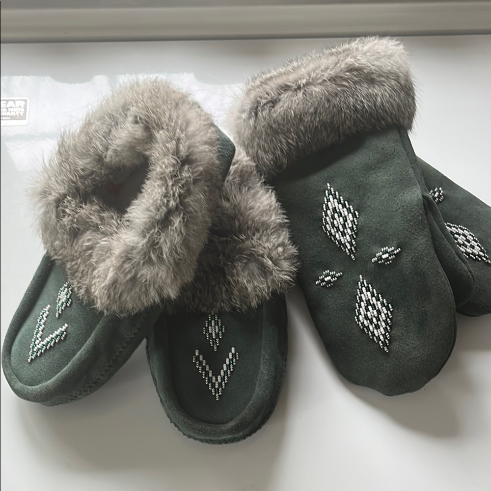 Manitobah Tipi Slipper + Mitten Set